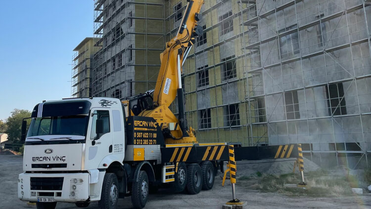 Ankara Vinç Kiralama, şantiye işleri, reklam afişleri ve birçok farklı alanda 15 tonluk vinç kullanımı sunmaktadır. Türkiye genelinde 15 tonluk vinç kiralama ihtiyaçlarınız için saatlik, günlük, haftalık, aylık ve yıllık kiralama seçenekleri...