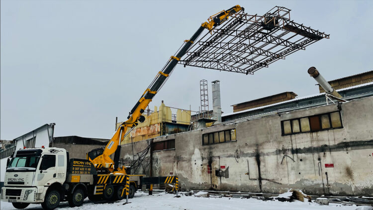 35 tonluk vinçler, genellikle ağır yüklerin yüksek yapıların üst katlarına çıkarılması için kullanılan büyük makineler ve araçlardır. Bu vinçler, büyük boyutları ve güçlü kaldırma kapasiteleri ile dikkat çeker.