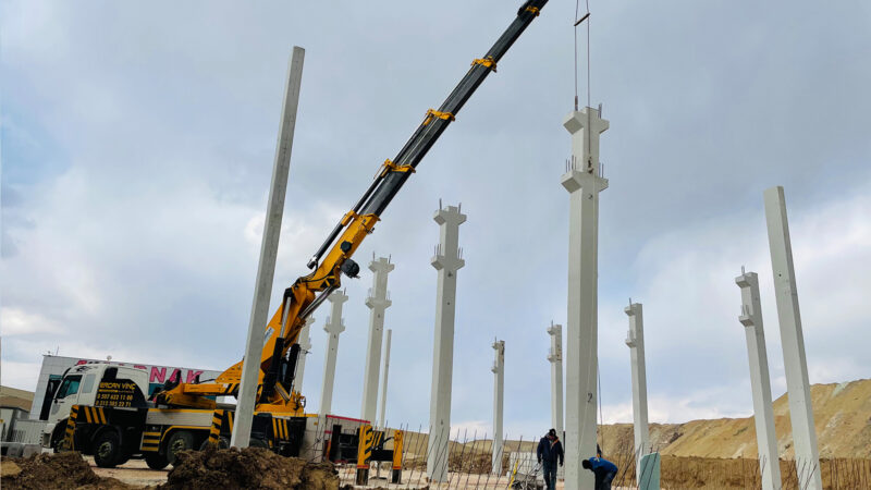 65 tonluk vinçler, düşey ve yatay hareket yetenekleri sayesinde her türlü yükün yerini değiştirebilen güçlü makinelerdir. Bu vinçler, özellikle ağır yüklerin kaldırılmasında ve zemine batmış makinelerin...