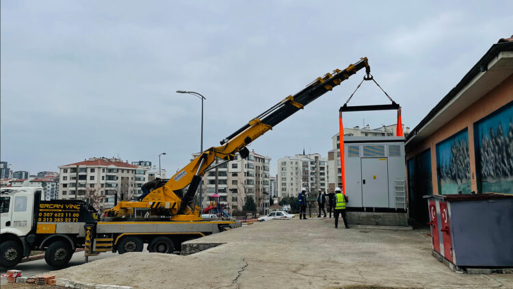 Vinç Kiralama Ankara, 10 tondan 100 tona kadar yükleme ve taşıma kapasitesine sahip araçlarıyla beton elektrik köşkü yükleme ve taşıma hizmetleri sunmaktadır. Kendi araçlarımızla sağladığımız...