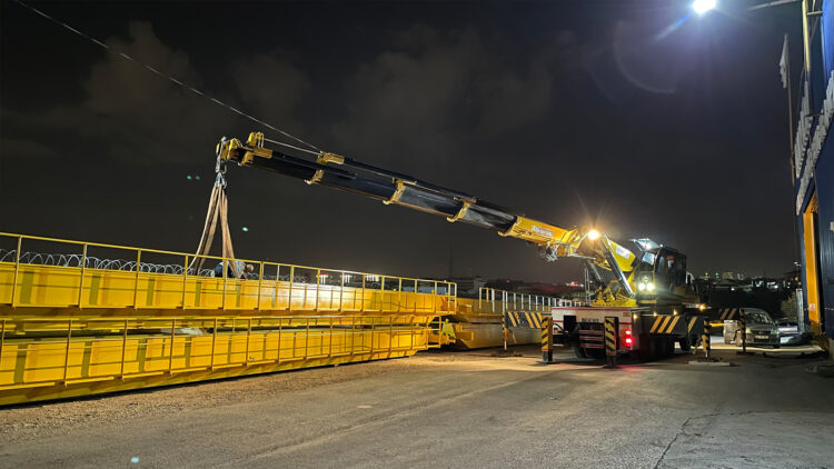 Günümüzde birçok farklı vinç modeli bulunmaktadır ve bunlar kullanılacak işe ve alana göre çeşitlilik gösterir. Çift Kırma Vinç, HIAB markası tarafından üretilen ve mobil olarak malzeme taşıma özelliğine sahip olan...