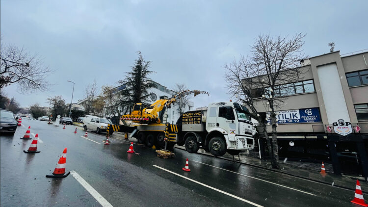 Kiralık vinçler, özellikle ağır sanayi işlerinde büyük öneme sahip makineler arasında yer alır. Mobil vinçler, çeşitli montaj ve yükleme işlemlerinde etkin bir şekilde kullanılmaktadır. Kiralık vinç hizmetlerimiz, şu alanlarda...