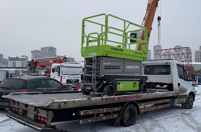 Manlift kiralama, hava asansörü olarak da bilinen manliftlerin, inşaat, bakım veya çeşitli endüstriyel uygulamalar için yüksek alanlara erişim sağlamak amacıyla geçici olarak kullanılması anlamına gelir.